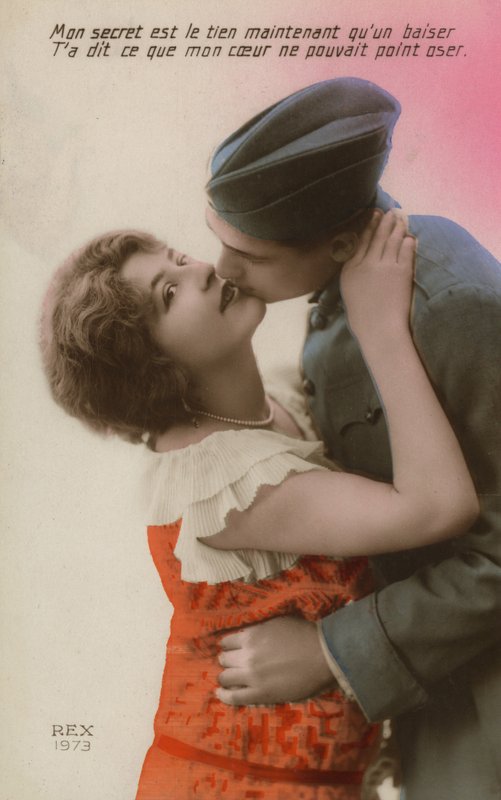 Fille embrassant un soldat - French Photographer