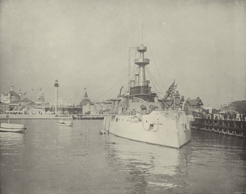 Vue de la station de sauvetage et du cuirassé - American Photographer