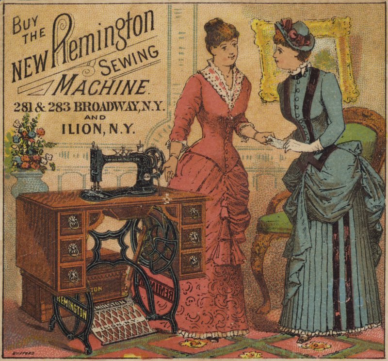 Dames regardant une machine à coudre - American School