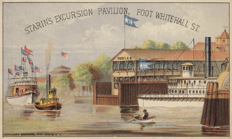 Bateau à vapeur à aubes près du quai - American School