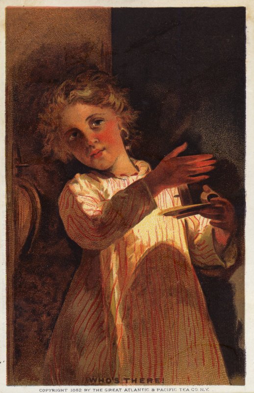 Qui est là ? Fille en chemise de nuit avec une bougie - American School
