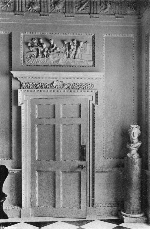 Une porte dans le hall - Charles Latham