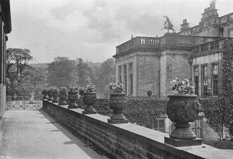 Vases en pierre sculptée, terrasse Est - Charles Latham
