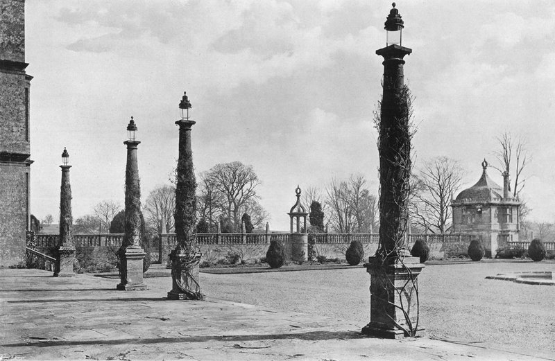 La cour est - Charles Latham