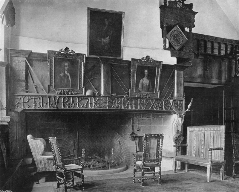 Cheminée dans le hall - Charles Latham