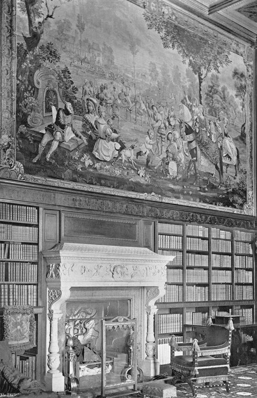 Tapisserie dans la bibliothèque - Charles Latham
