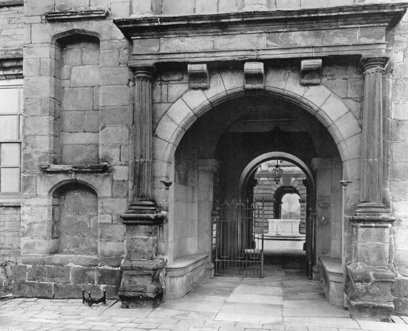 Vers la cour du hall - Charles Latham