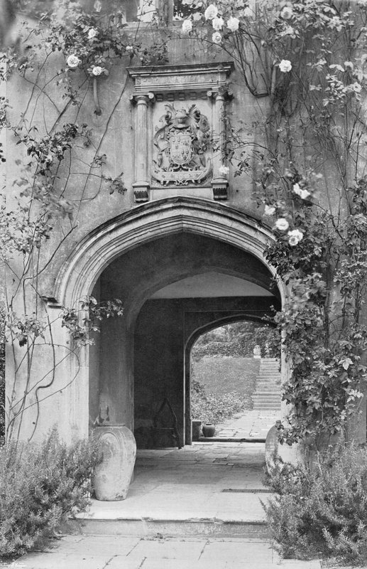 Entrée Ouest dans la Cour - Charles Latham