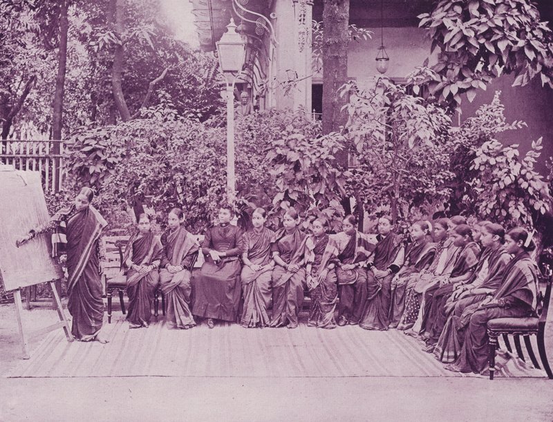 École de filles hindoues - English Photographer