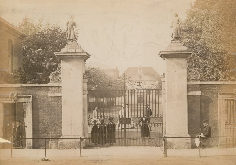 Enfants debout regardant à travers la porte de l