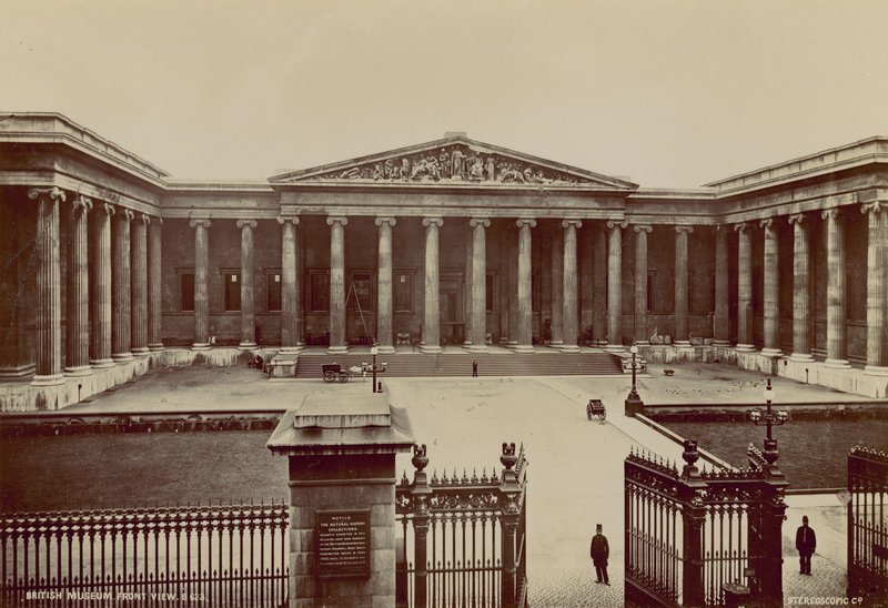 Vue de face du British Museum - English Photographer