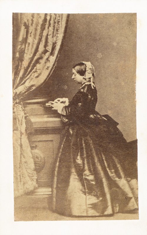 Portrait en pied de la reine Victoria - English Photographer