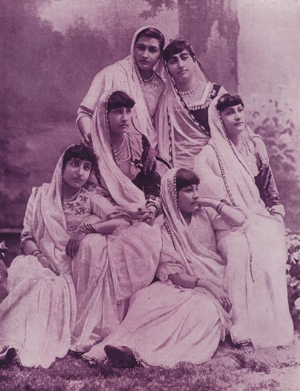 Groupe de dames parsi - English Photographer