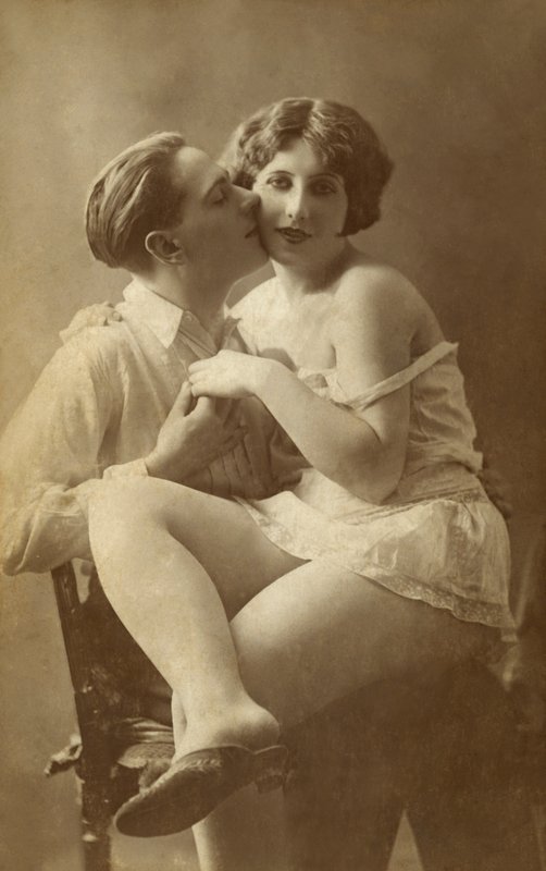 Homme embrassant une femme sur la joue - English Photographer