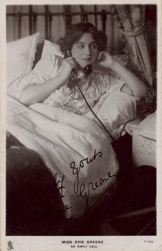 Mlle Evie Greene : Un appel matinal - English Photographer