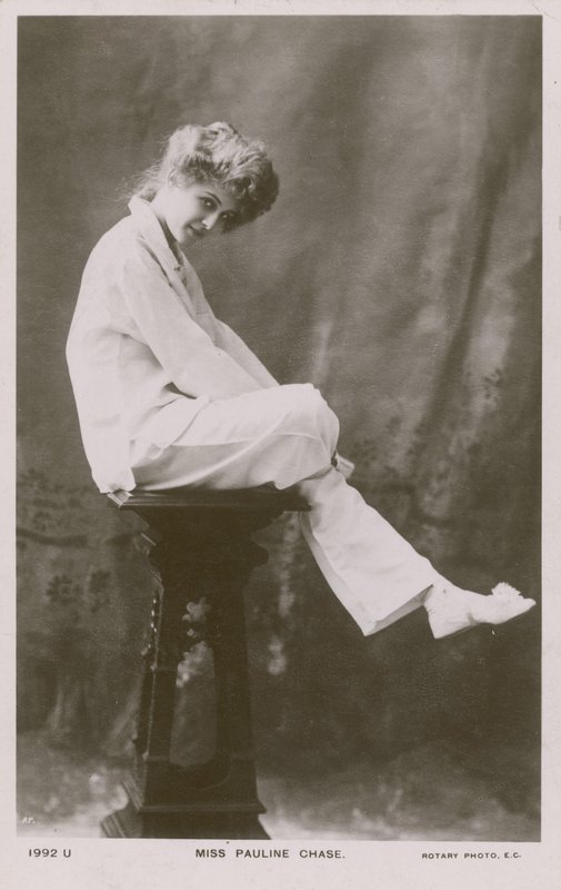 Mlle Pauline Chase, en pyjama - English Photographer
