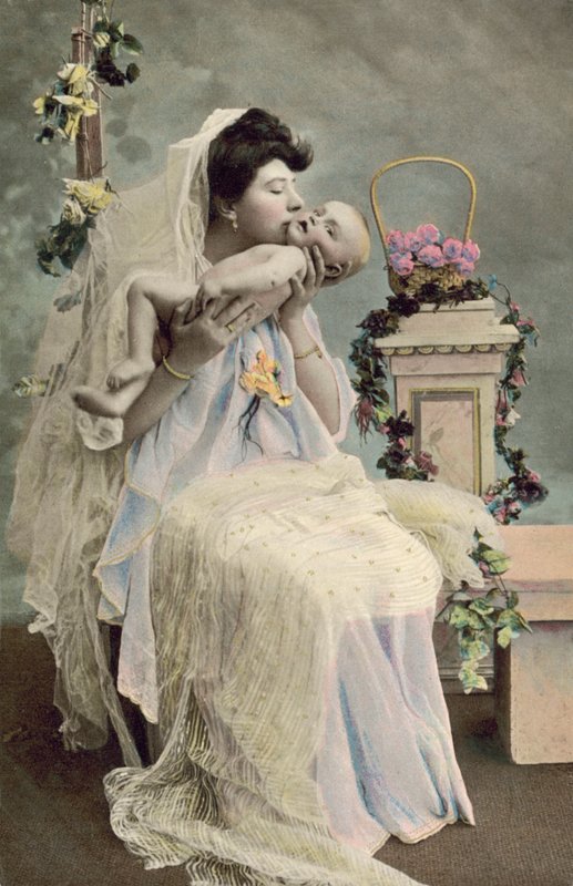 Mère embrassant bébé - English Photographer
