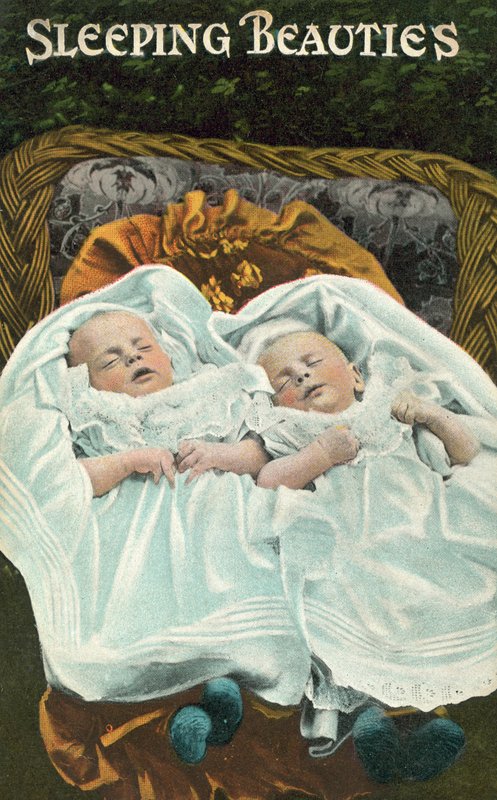 Beautés endormies, deux bébés endormis - English Photographer