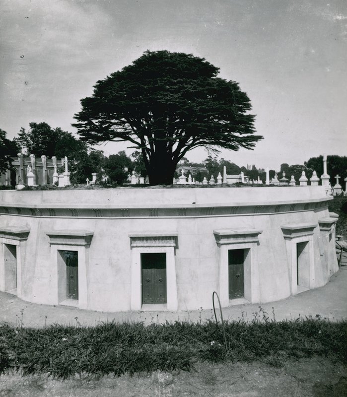 La Catacombe du Liban, Highgate Cemetery - English Photographer