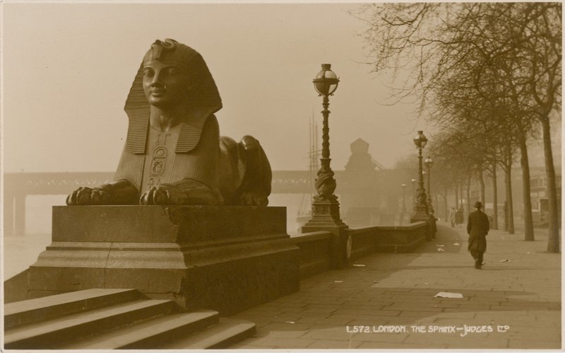 Le Sphinx à côté de l