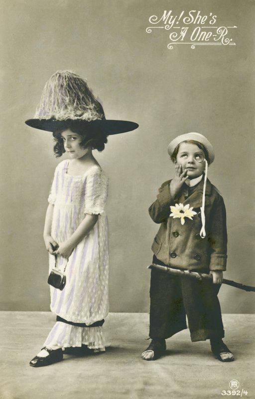 Deux enfants en costume - English Photographer