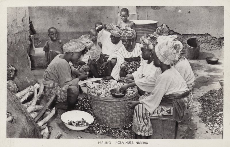 Femmes épluchant des noix de kola, Nigeria - English Photographer