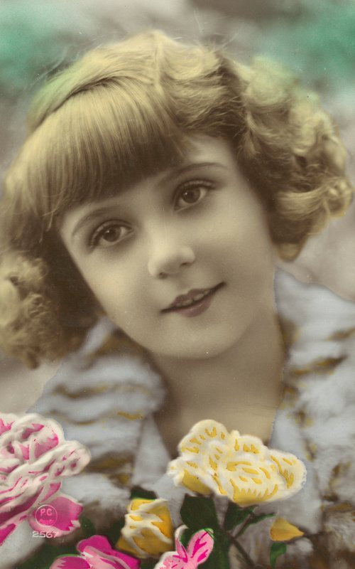 Jeune fille posant avec des fleurs - English Photographer