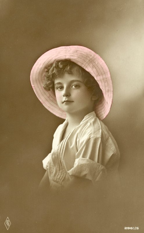 Garçon mignon, portant un chapeau rose - English School