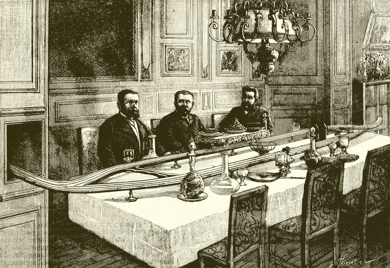 Chemin de fer électrique dans la salle à manger - English School
