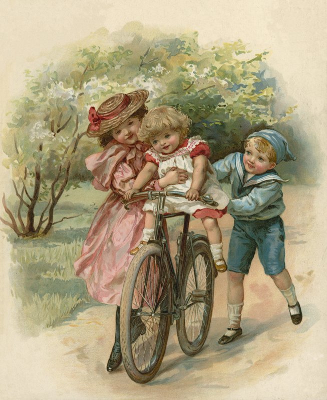 Trois enfants jouant avec un vélo - English School
