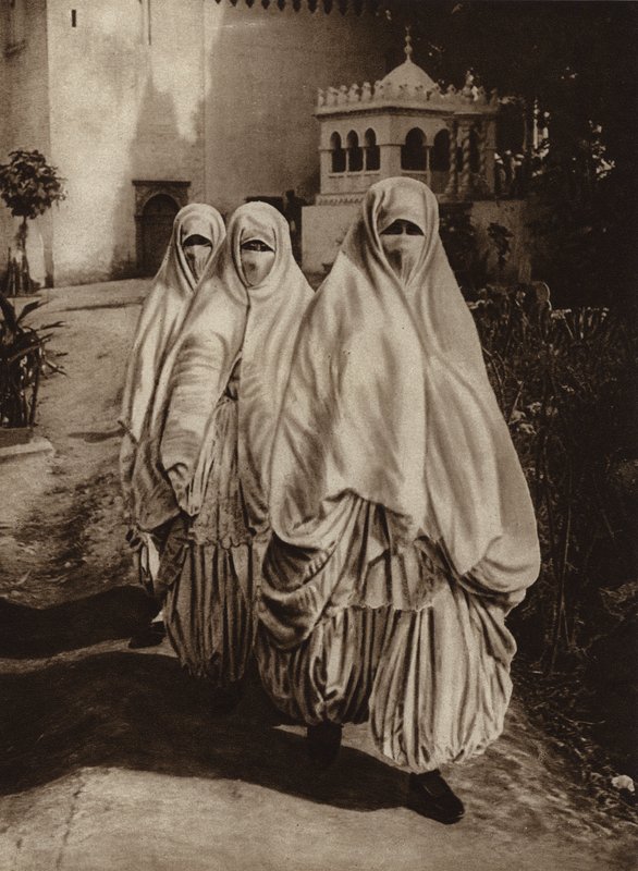 Alger, Femmes en promenade - European Photographer
