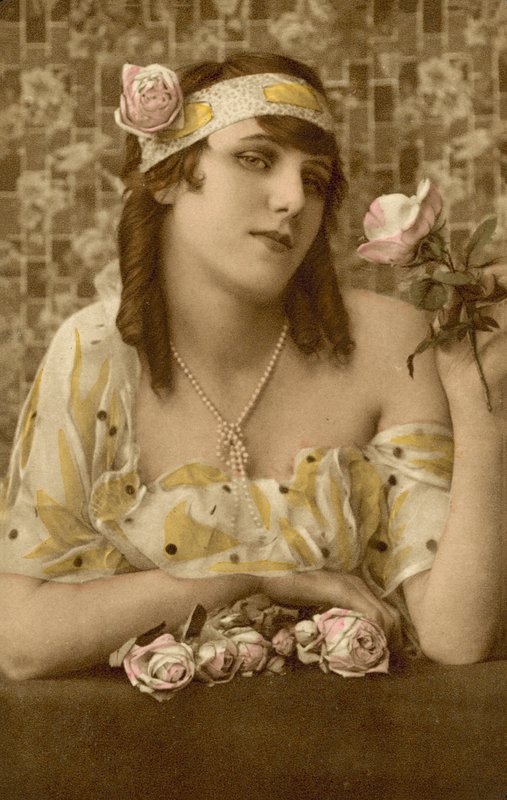 Femme posant avec des fleurs (photo couleur) - European Photographer