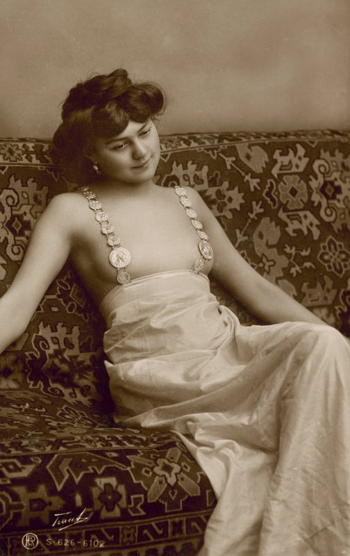 Femme portant une robe osée - European Photographer