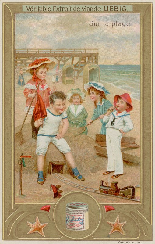 Enfants Jouant avec un Train Jouet - European School
