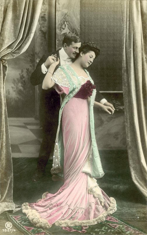 Homme faisant des avances à une dame à la mode - French Photographer