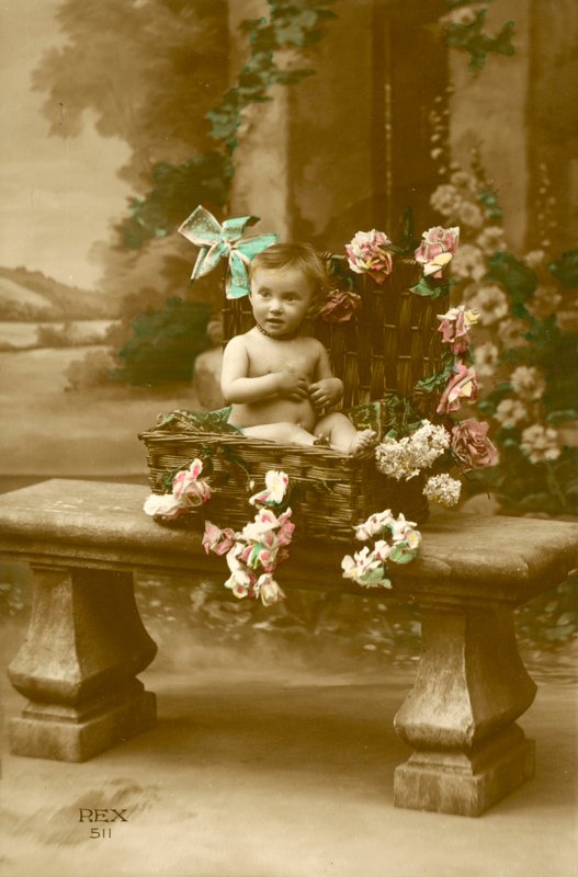 Bébé dans un panier - French Photographer