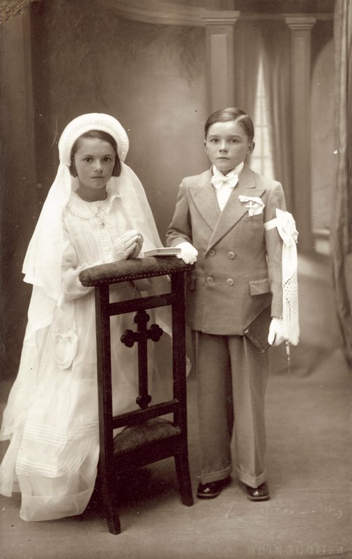 Garçon et fille à leur première communion - French Photographer
