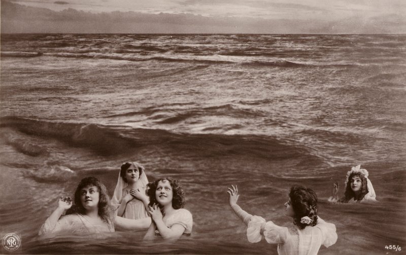 Cinq femmes vêtues dans la mer - French Photographer