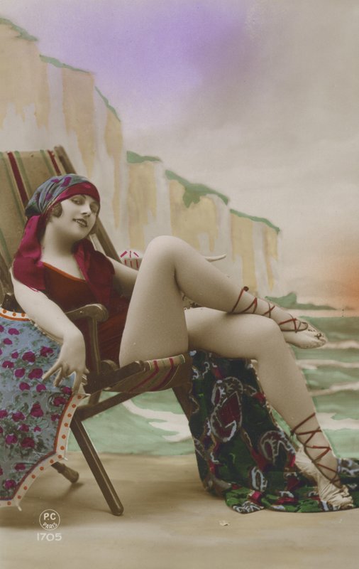Fille dans une chaise longue (photo en couleur) - French Photographer