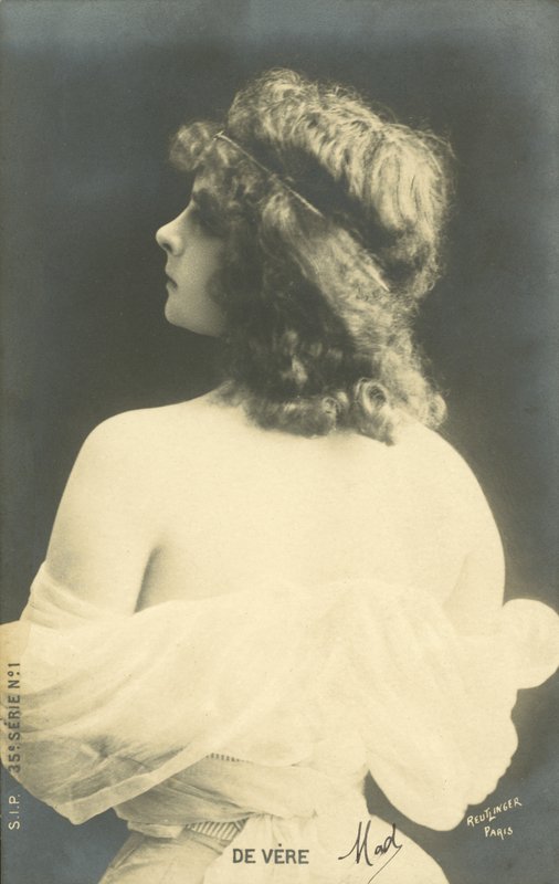 Fille regardant par-dessus son épaule - French Photographer