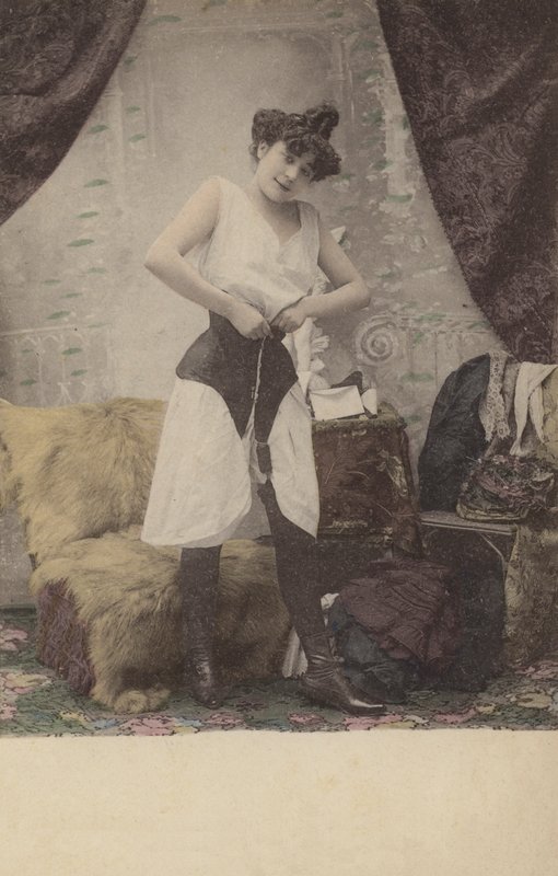Fille défaisant son corset - French Photographer