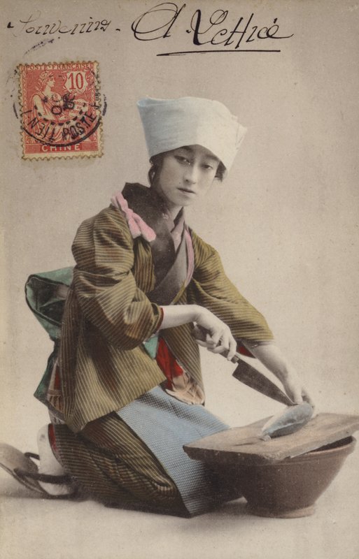 Fille japonaise filetant du poisson - French Photographer
