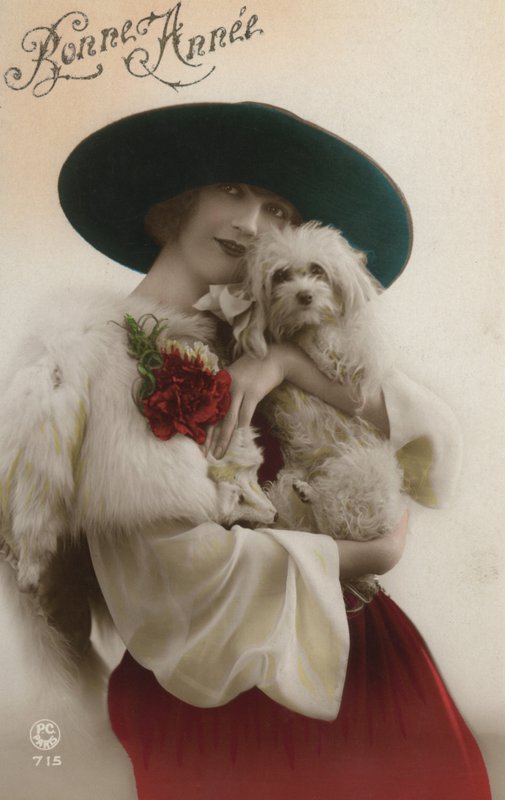 Dame tenant un petit chien - French Photographer