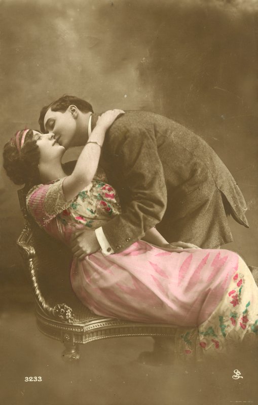 Homme embrassant une fille sur la joue - French Photographer