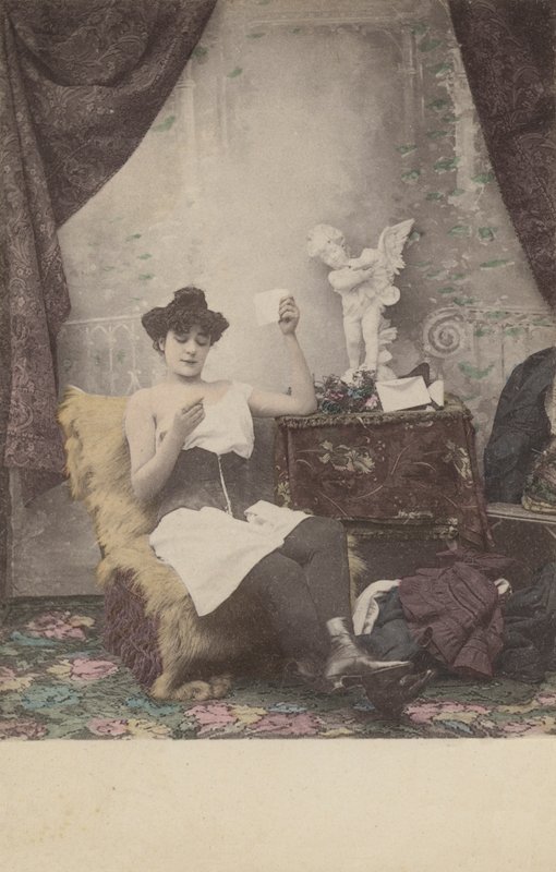 Jolie fille à moitié habillée, lisant une lettre - French Photographer