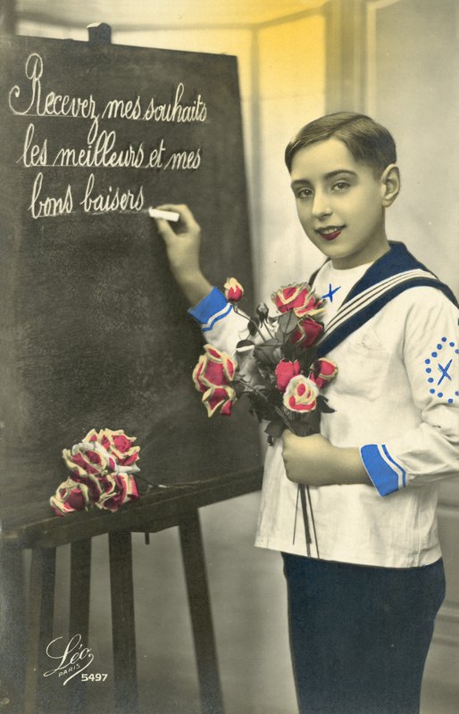 Écolier écrivant sur un tableau noir - French Photographer