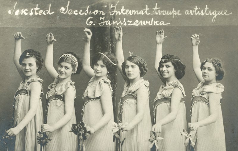 Troupe de jeunes danseuses, souriantes - French Photographer