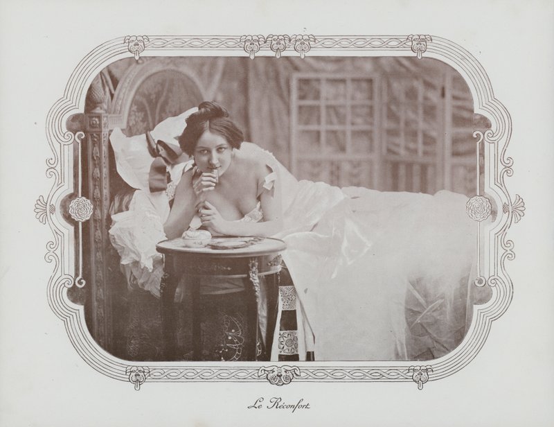 Femme se relaxant au lit - French Photographer