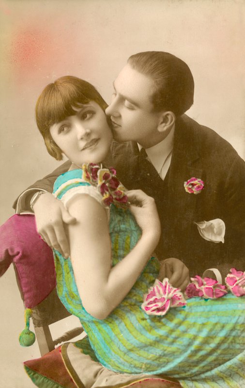 Jeune homme embrassant une fille sur la joue - French Photographer