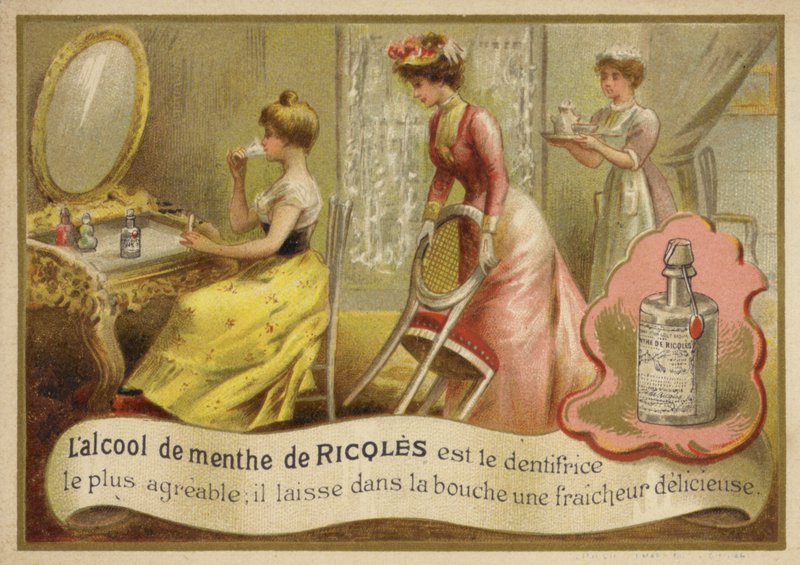 Dame utilisant un bain de bouche - French School